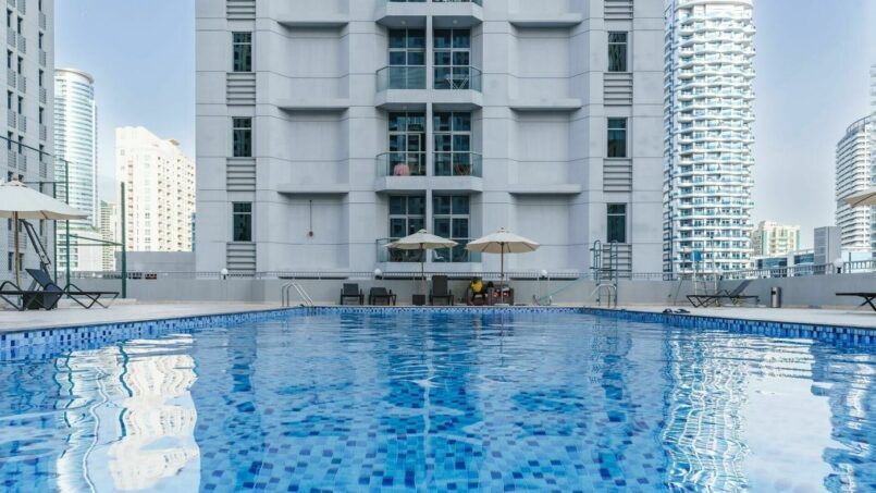 Wharf 2, Dubai Marina swimming pool